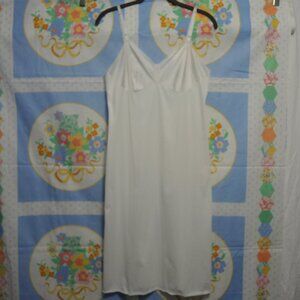 4/$25 Vintage Vanity Fair Full Slip White Nylon Size 36 Large Adjustable Straps